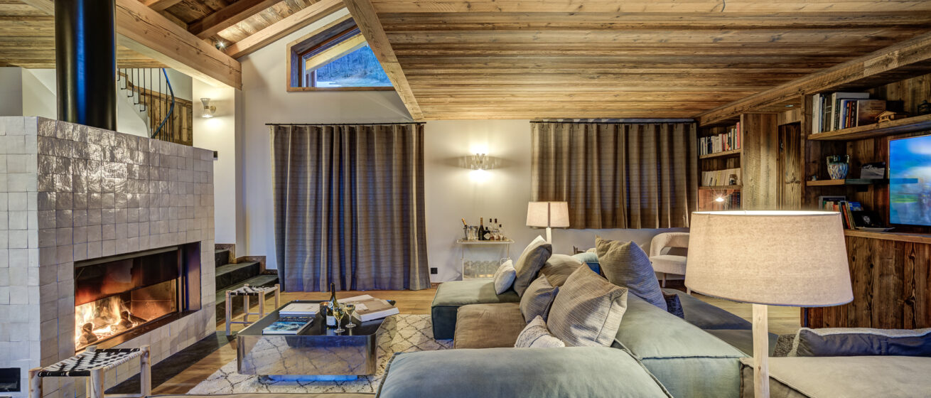 Chalet Bergeronnette, Meribel - large living room with comfortable sofas next to the fire